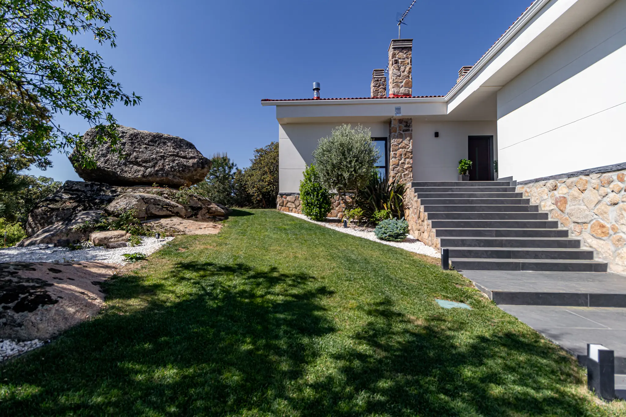Fotografía inmobiliaria profesional de un chalet con exteriores