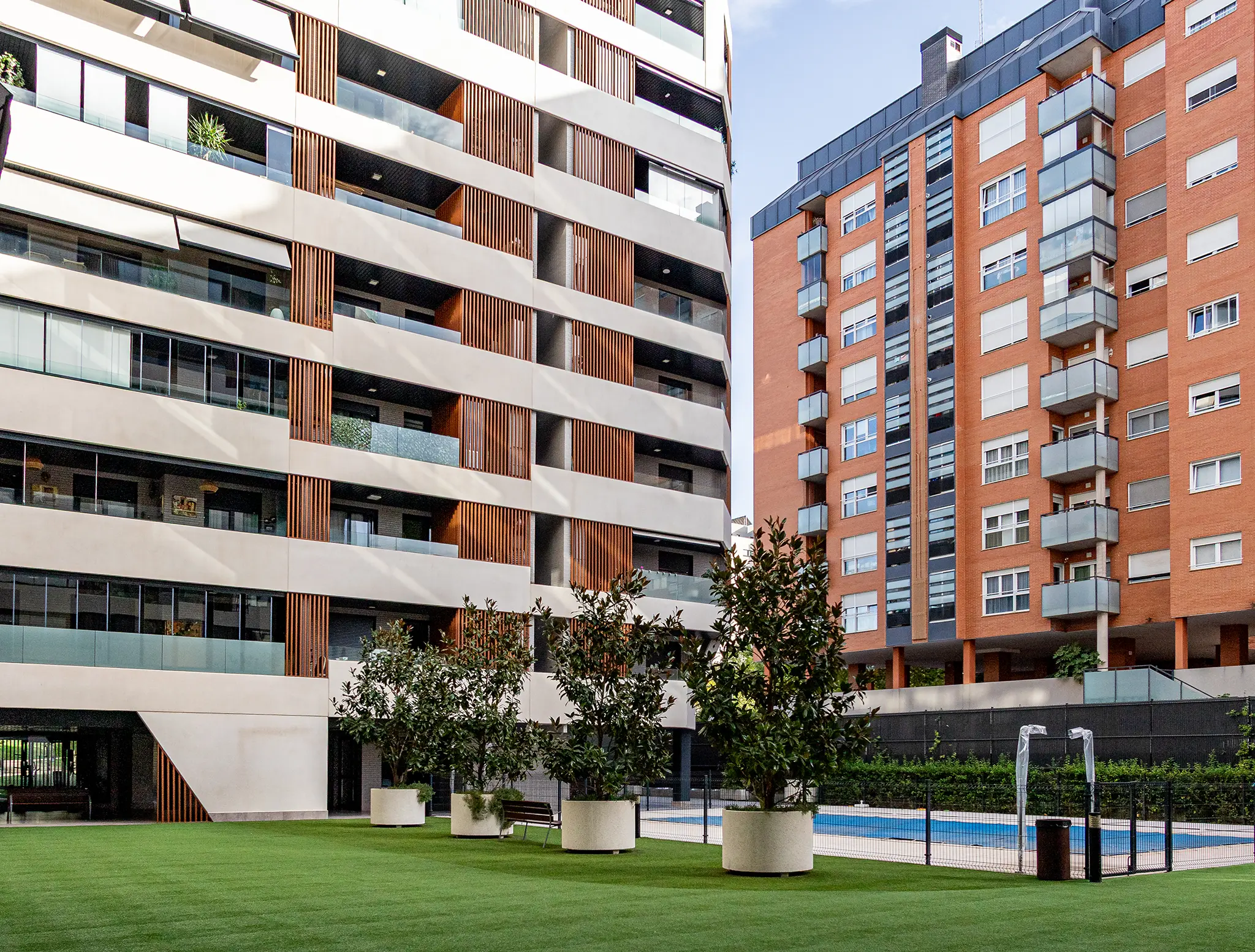 foto de un bloque de pisos de lujo en madrid
